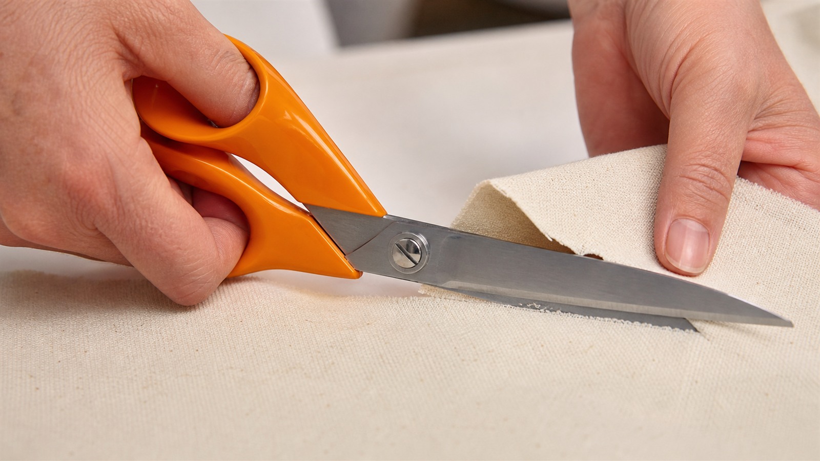 Coupe au ciseaux Fiskars orange sur tissu en coton
