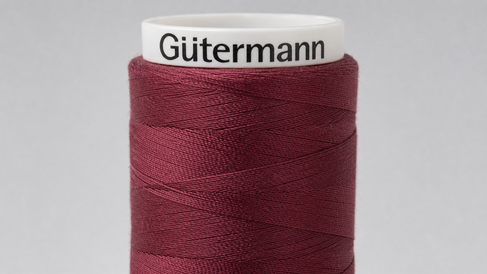 Gros plan d'une bobine de fil Gütermann polyester