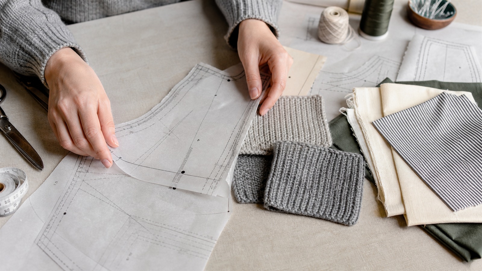 Comparaison entre patron de couture, échantillons de tricot et tissus